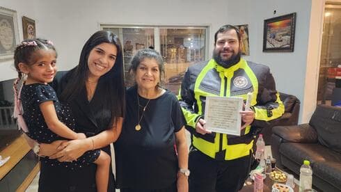 חובש מד"א מאיר שלו עם עופרי ומשפחתה
