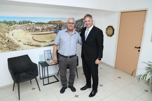 ראש העיר ז'קי לוי עם שר החינוך יואב קיש