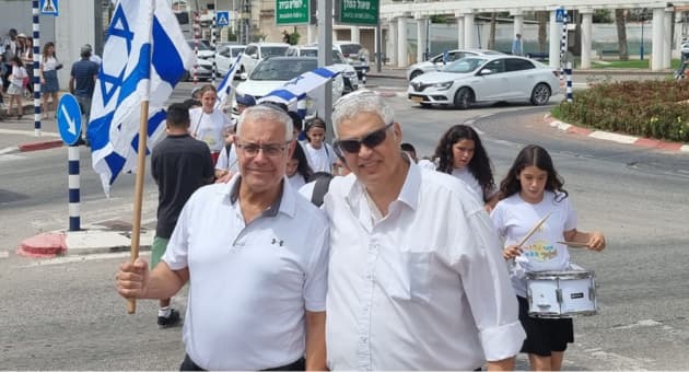 ראש העיר ז'קי לוי ומנהל מחלקת החינוך מירו דיין