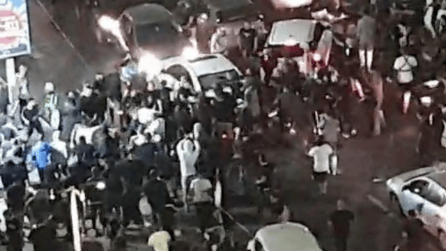 ניסיון הלינץ' בנהג הערבי בטיילת בת ים (צילום: מתוך הרשתות החברתיות שימוש לפי סעיף 27/א לחוק זכויות היוצרים) ניסיון הלינץ' בנהג הערבי בטיילת בת ים