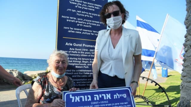 עינת קליש לצד מרים גוראל בחנוכת טיילת גוראל