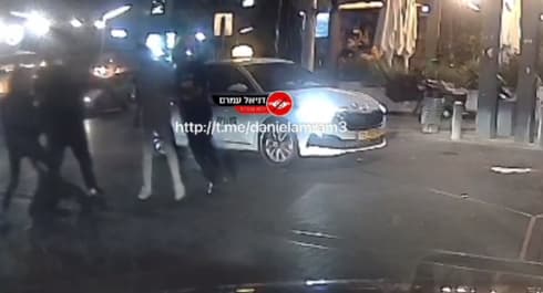 התקיפה באזור הבילויים של ראשל"צ (צילום מתוך הרשתות החברתיות - "דניאל עמרם ללא צנזורה") התקיפה באזור הבילויים של ראשל"צ