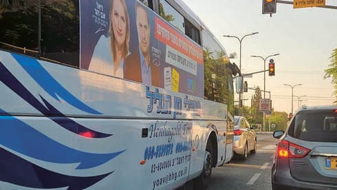 שלט הבחירות על האוטובוס 