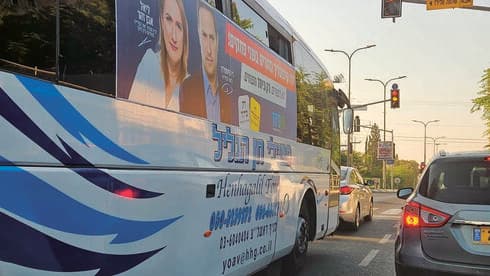 שלט הבחירות על האוטובוס 