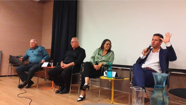 משתתפי הפאנל הירוק: עציוני, גולן, בורובסקי והאן 