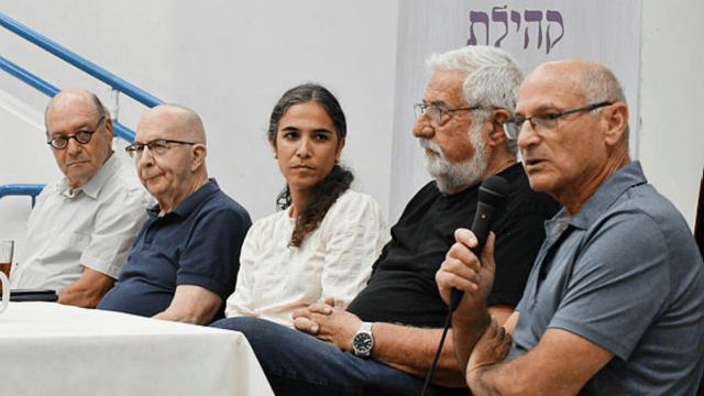 "שנבחרי ציבור כושלים אתה מצפה מהם שייקחו אחריות". ד"ר קיפניס, מצנע, ד"ר שהרבני, אשכנזי, והמראיין אמיר אורן. (צילום: נחום סגל) "בכיפור למדנו שאסור לשתוק". ד"ר קיפניס, מצנע, ד"ר שהרבני, אשכנזי, והמראיין אמיר אורן.