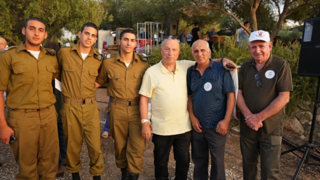 אבי גור (בצהוב) באירוע הנצחה בחטיבה 401