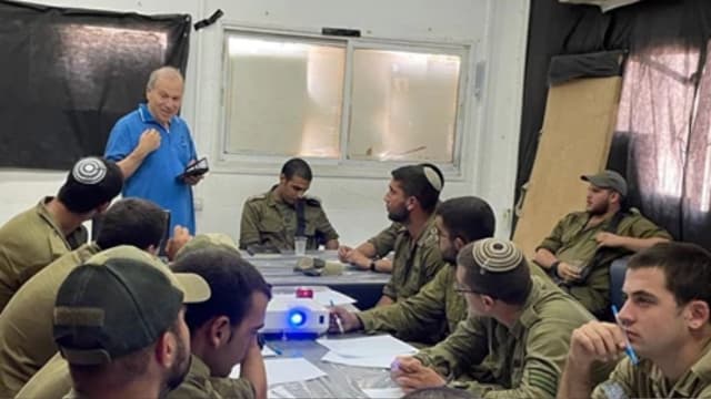 סא"ל גור במפגש עם חיילי 401