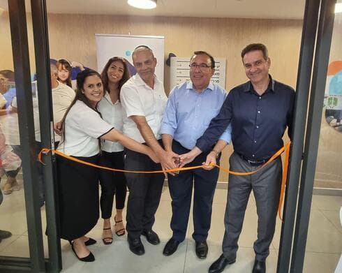 מימין: מנכ"ל מאוחדת עוזי ביתן, יו"ר מאוחדת איל גבאי, מנהל מחוז מרכז משה כהן, מנהלת המרפאה גפנית כהן ומנהלת המרחב יעל פרחי