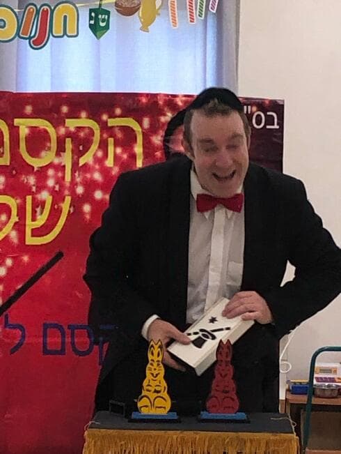 אילן לופה ז"ל במהלך מופע קסמים
