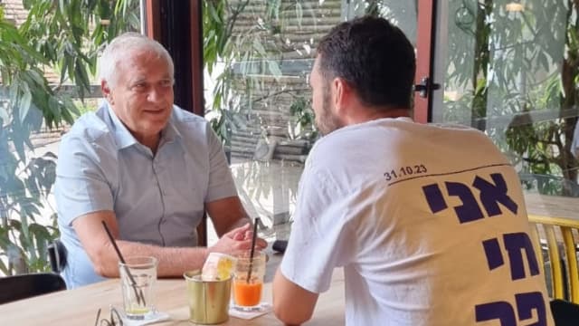 האן בפגישה עם קארטניק