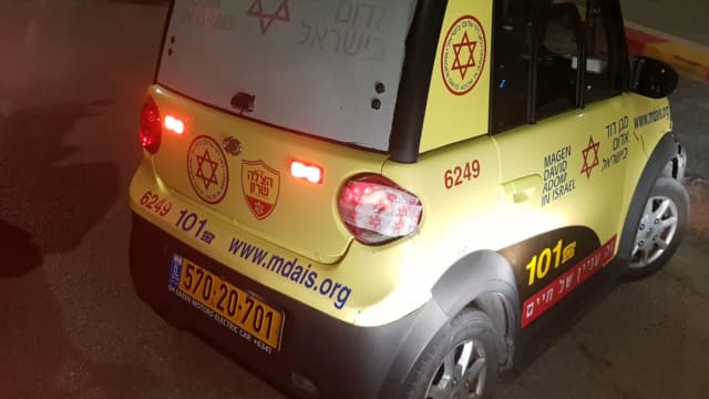 צוות מד"א בזירת התאונה ברחוב רחבעם זאבי