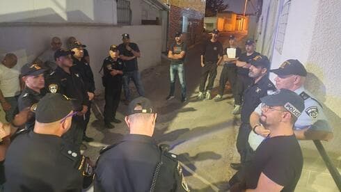 הערכת מצב בעקבות אירוע רצח (צילום: דוברות המשטרה) זירת הרצח בקרית ים