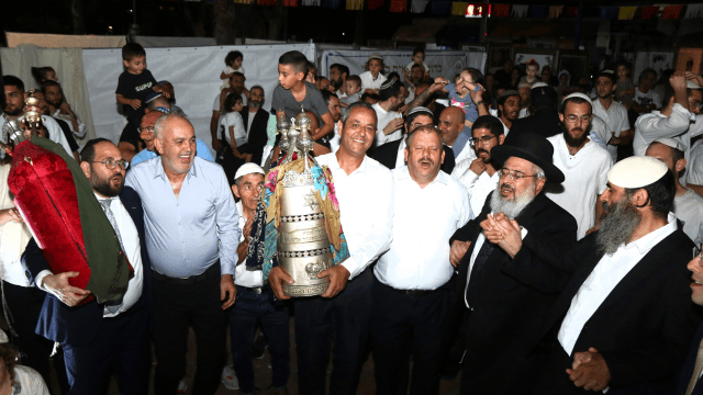 חוגגים שמחת תורה בחדרה. במרכז העיר ובשכונות