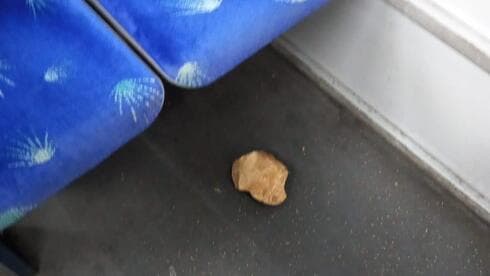 אחת האבנים שהושלכו לעבר האוטובוס