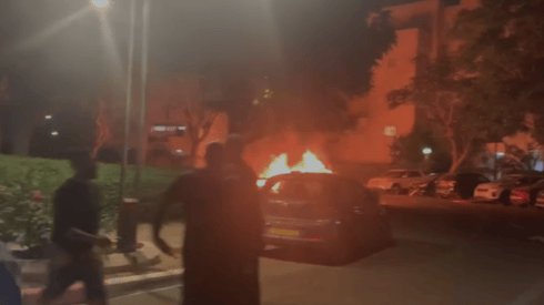 מזירת נפילת הטיל בראשל"צ ביום שבת (צילום: החברה לביטחון ראשל"צ) מזירת נפילת הטיל בראשל"צ