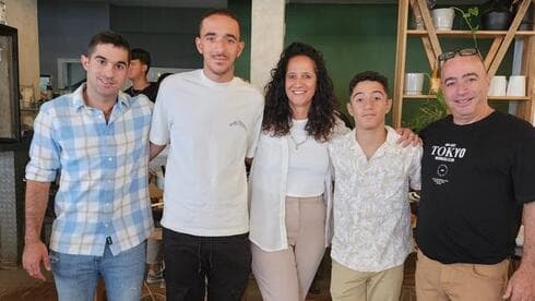 סרן יותם בן בסט ז"ל עם משפחתו