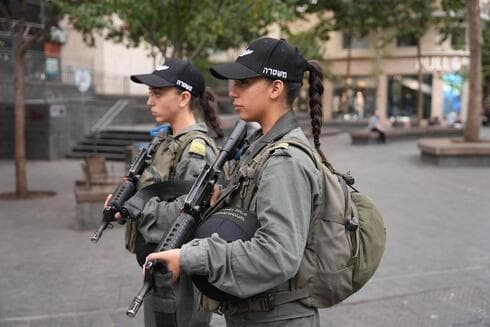 שוטרות בכיכר ציון, בשבוע שעבר