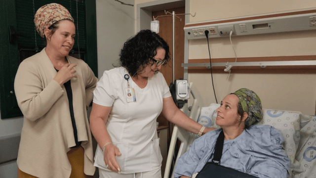 מיכל אלון, ורוניקה סטרובינסקי- אחות אחראית מחלקה כירורגית ב והאחות התאומה יעל