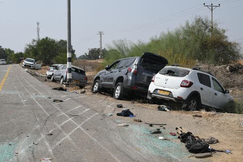 מכוניות הרוסות מירי בכביש באזור רעים. "את המראות בכביש ממגן לבאר־שבע אני לא אשכח לעולם" (צילום: יובל חן) מכוניות הרוסות מירי בכביש באזור רעים. "ראיתי דברים שמעולם לא חשבתי שאראה ליד הבית"