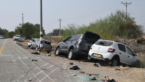 מכוניות הרוסות מירי בכביש באזור רעים. "ראיתי דברים שמעולם לא חשבתי שאראה ליד הבית"