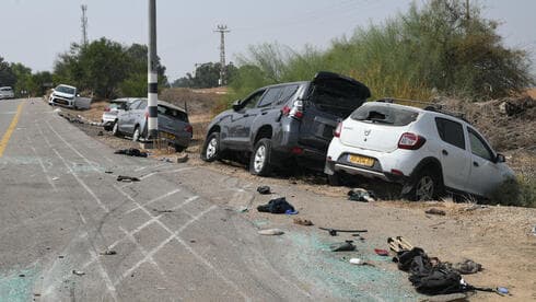 מכוניות הרוסות מירי בכביש באזור רעים. "ראיתי דברים שמעולם לא חשבתי שאראה ליד הבית"