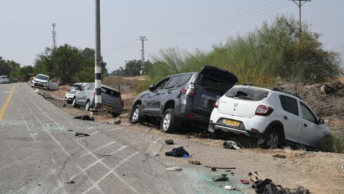 מכוניות הרוסות מירי בכביש באזור רעים. "ראיתי דברים שמעולם לא חשבתי שאראה ליד הבית"