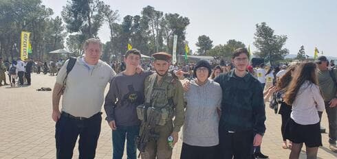 אוריאל סגל עם משפחתו