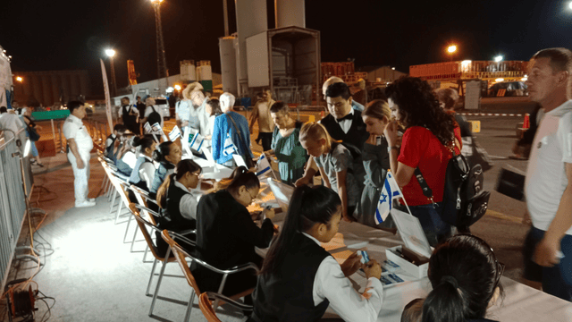 מעבר הנוסעים מאוניות זרות לישראליות