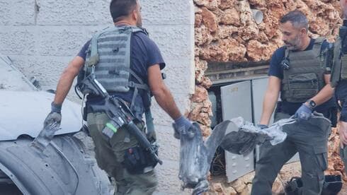 נפילת רקטה באזור ירושלים (צילום: דוברות כב״ה מחוז ירושלים) לוחמי האש באזור הר אדר