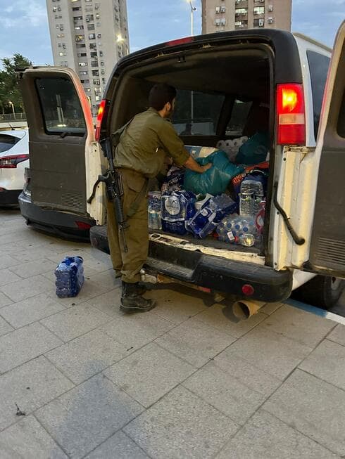 מרכז איסוף בתיאטרון מוצקין (צילום: באדיבות העירייה) איסוף מצרכי מזון עבור חיילי צה"ל בתיאטרון מוצקין