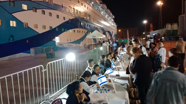מעבר הנוסעים מאוניות זרות לישראליות