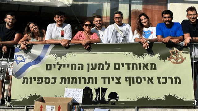 רונה לי וסטטיק עם מארגני מבצע ההתרמות (צילום: פרטי) רונה לי וסטטיק עם מארגני מבצע ההתרמות