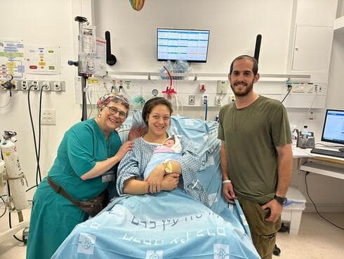  ישי, הדס וליסי המיילדת עם התינוק.