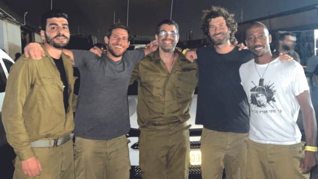 זלקה עם חבריו ליחידה. "מבין את הדאגה"