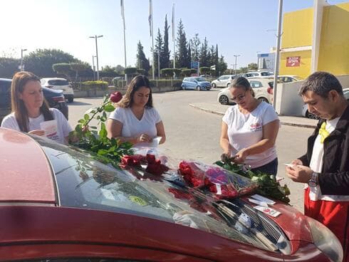 החברים מעמותת 'אהבת חינם' בחלוקת הורדים