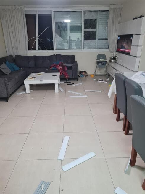 זירת נפילת רסיס רקטה בפתח תקוה (צילום: מתוך הרשת החברתית, שימוש לפי סעיף 27א לחוק זכויות יוצרים) זירת נפילת רסיס רקטה בפתח תקוה