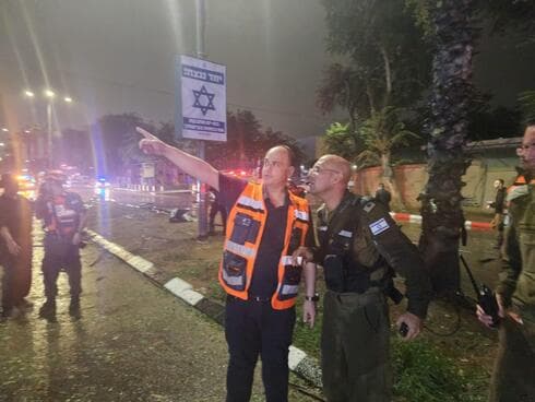 ראש העירייה והכוחות בזירת נפילת הטיל (צילום: עיריית בת ים) ראש העירייה והכוחות בזירת נפילת הטיל