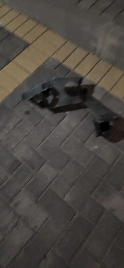 זירת נפילת רסיס רקטה בפתח תקוה (צילום: חיים חכים) זירת נפילת רסיס רקטה בפתח תקוה
