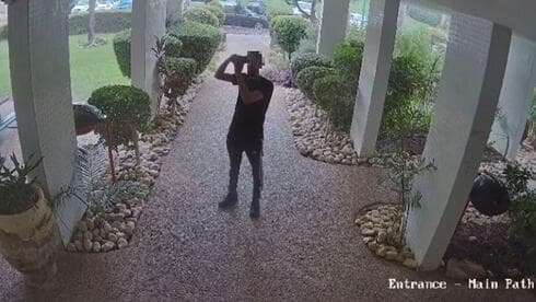 אדם מצלם בניין (צילום: מתוך סרטון שפורסם ברשת החברתית, שימוש לפי סעיף 27א לחוק זכויות יוצרים) אדם מצלם בניין בשכונת נווה גן