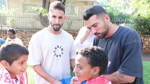 מימין: אליאס ותורג'מן מחלקים מתנות לילדי עוטף עזה 