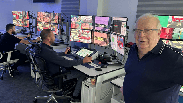 ד"ר זה בביקור בחדר השליטה בנמל המפרץ (צילום: נמל המפרץ) ד"ר זה בביקור בחדר השליטה בנמל המפרץ