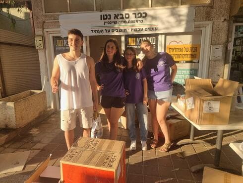 בני נוער מתנדבים בחמ"ל של ממה (צילום: פרטי) בני נוער מתנדבים בחמ"ל של ממה
