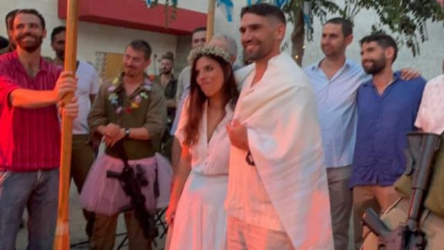 עידו שור ונועה בן חיים בטקס הנישואין