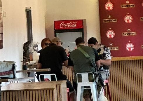 חייל עם בני משפחתו. זמן איכות לפני החזרה לשטחי הכינוס