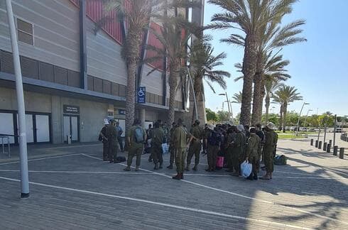 החיילים בפתח הכניסה למתחם הכבוד. עם ישראל חי