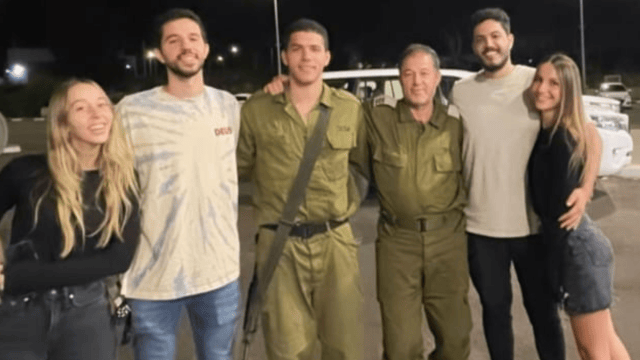 בני משפחת ברקת מציינים יום הולדת במהלך שירות מילואים בני משפחת ברקת מציינים יום הולדת במהלך שירות מילואים