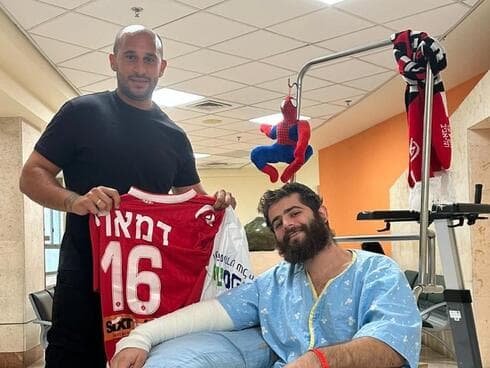 יואב חבר עם שחקני הפועל תל אביב