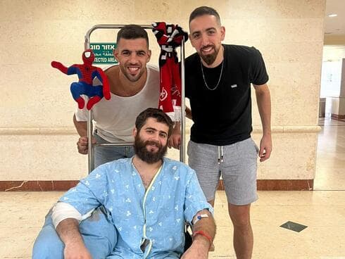 יואב חבר עם שחקני הפועל תל אביב