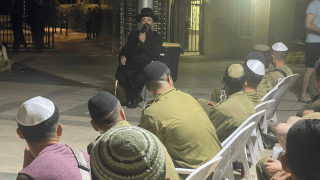 הרב במפגש עם חיילים. חיזוק לנפש